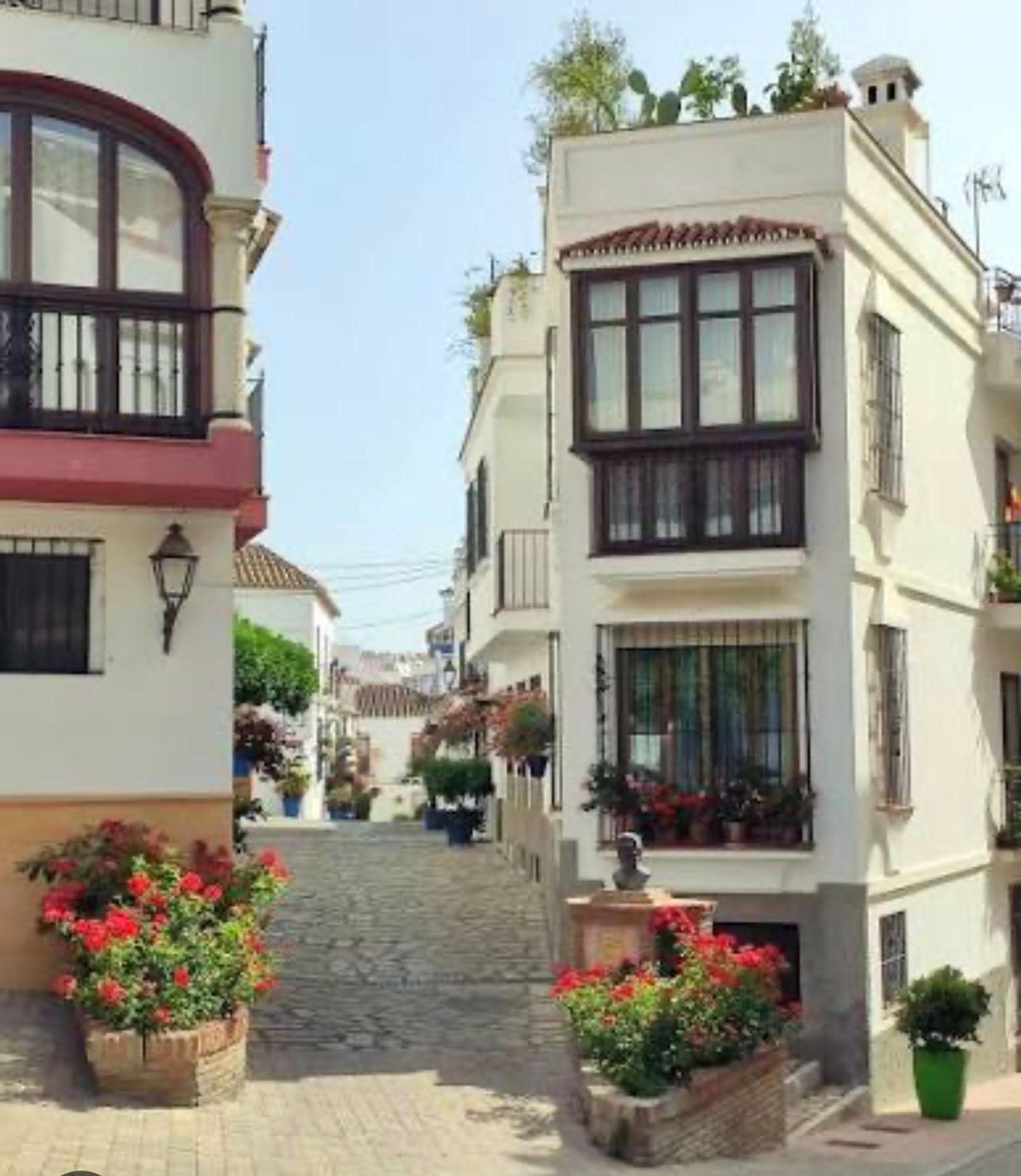 1427710766 REF. LZ110426EST – Inmueble en Centro