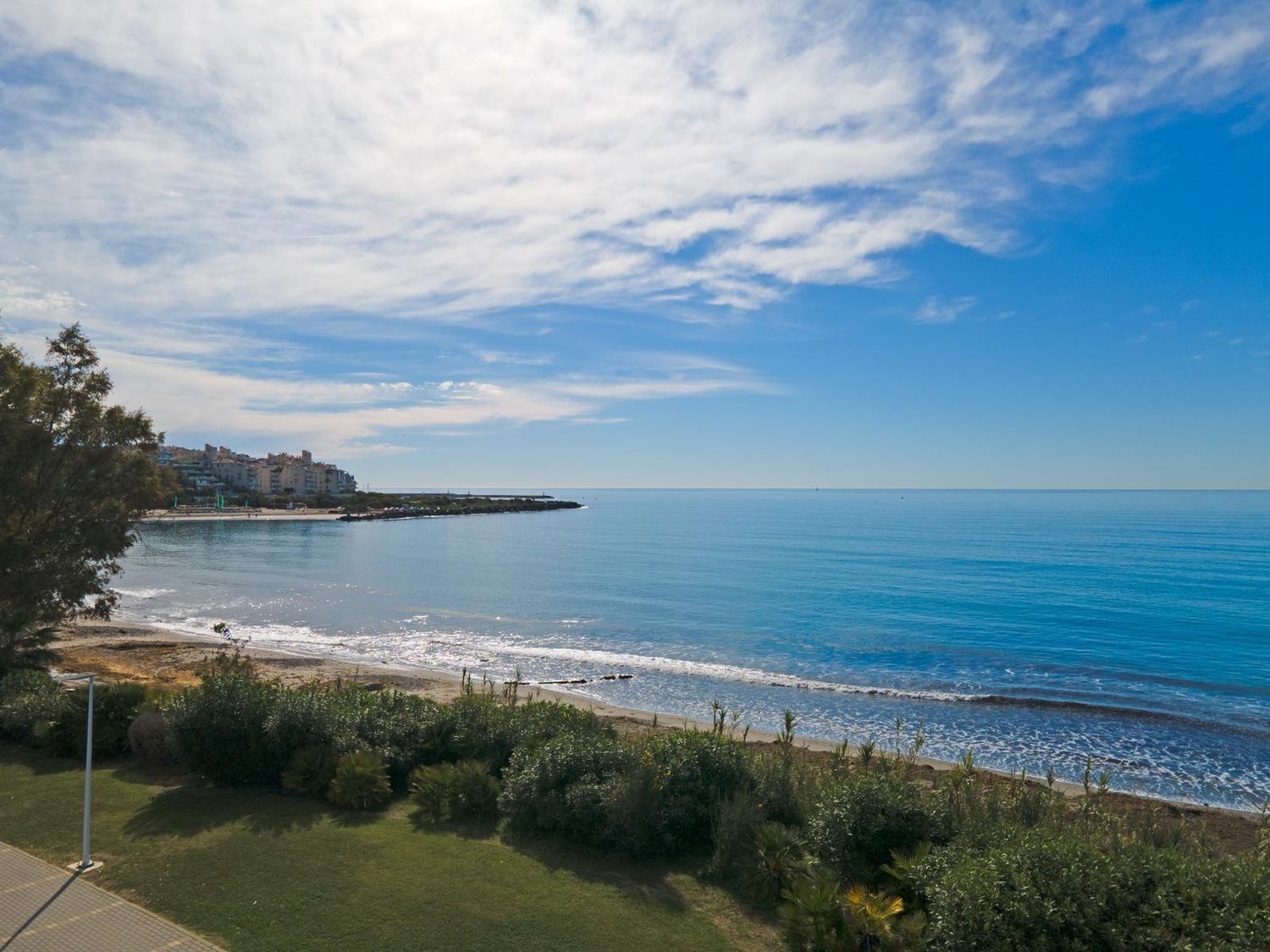 REF. LZ180426EST – Inmueble en Puerto de Estepona