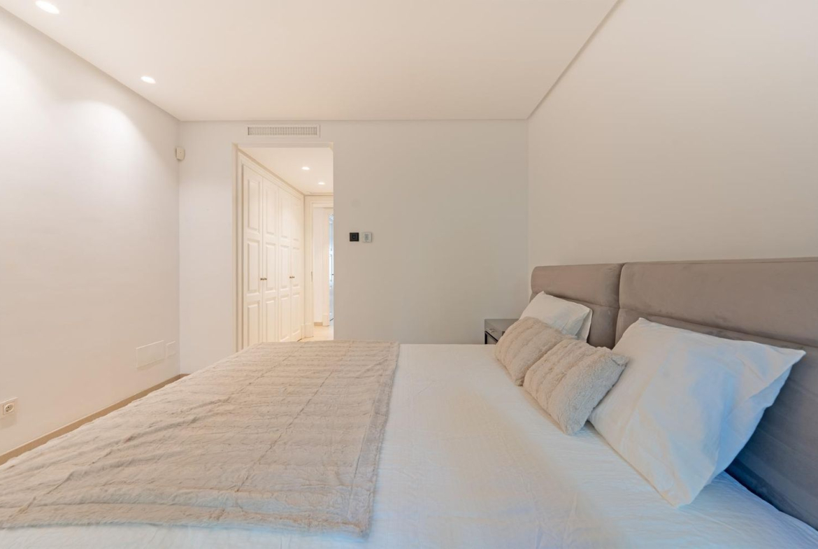 REF. LZ180426EST – Inmueble en Puerto de Estepona