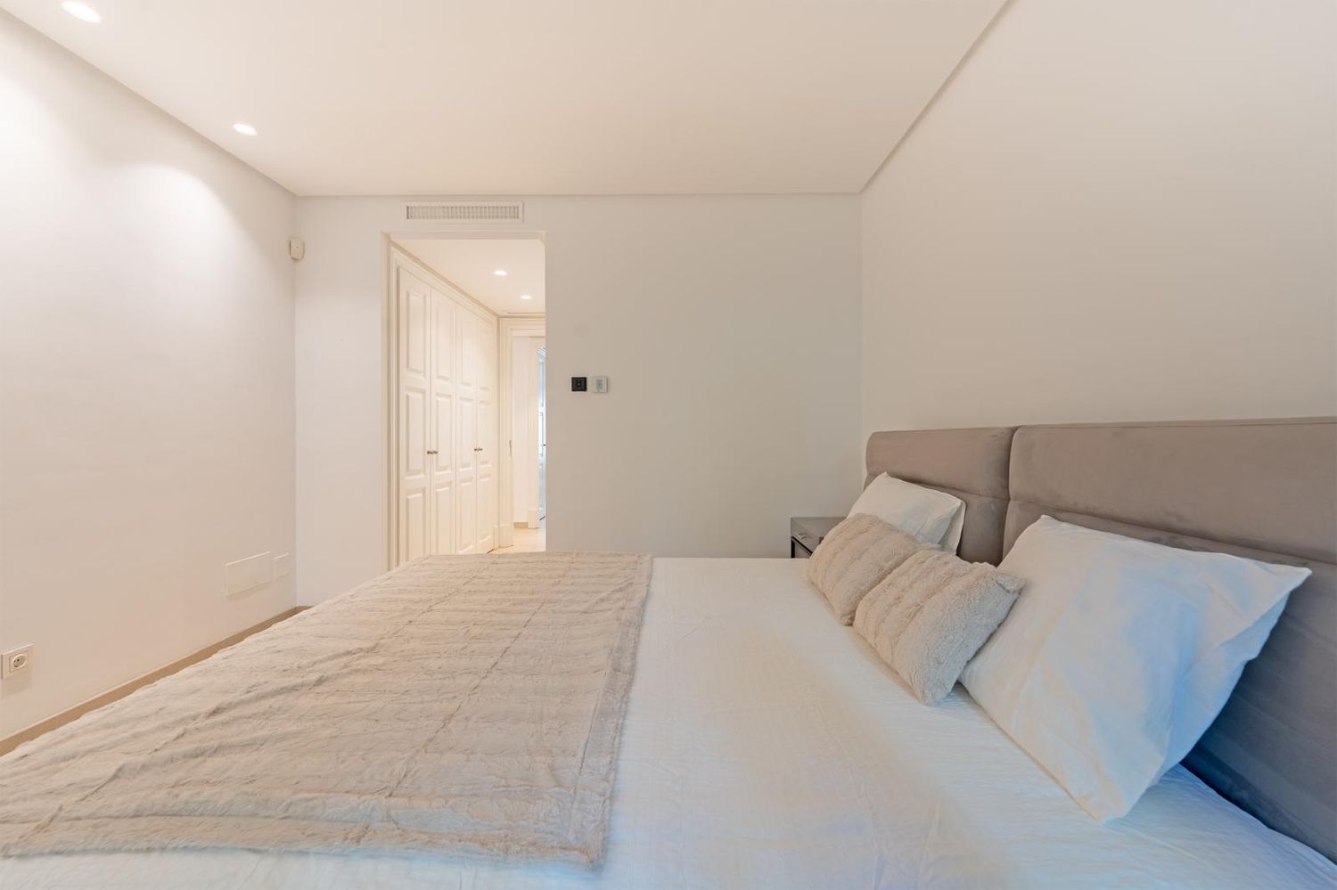 REF. LZ180426EST – Inmueble en Puerto de Estepona