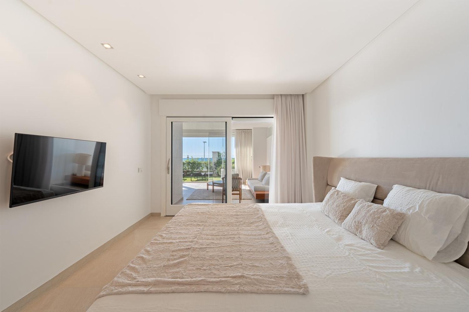 REF. LZ180426EST – Inmueble en Puerto de Estepona