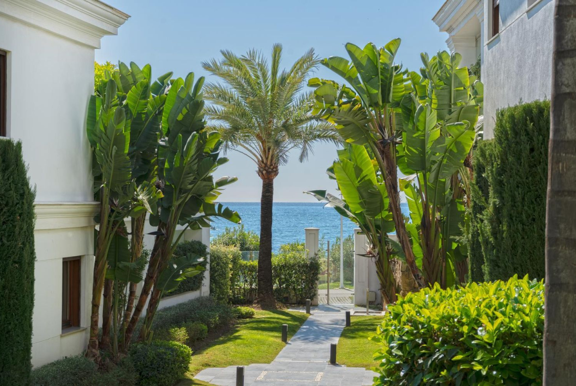 REF. LZ180426EST – Inmueble en Puerto de Estepona