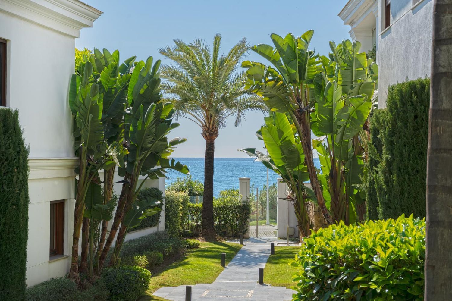 REF. LZ180426EST – Inmueble en Puerto de Estepona