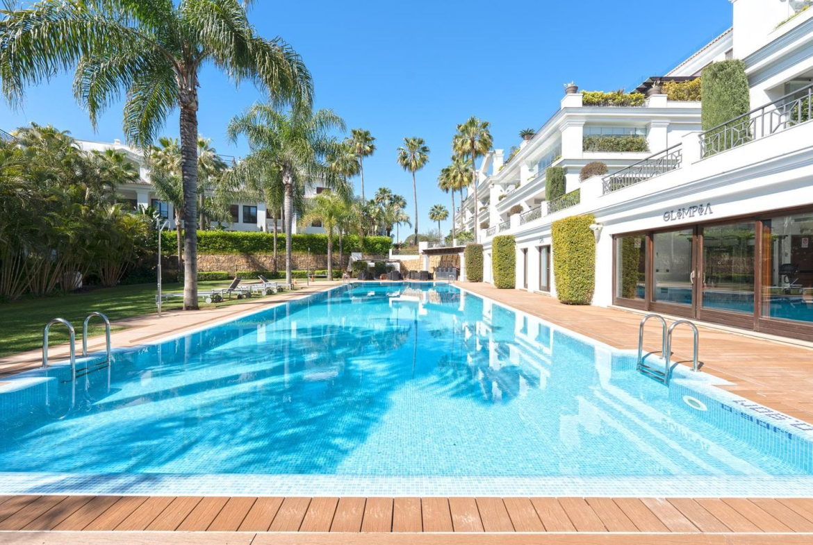 REF. LZ180426EST – Inmueble en Puerto de Estepona