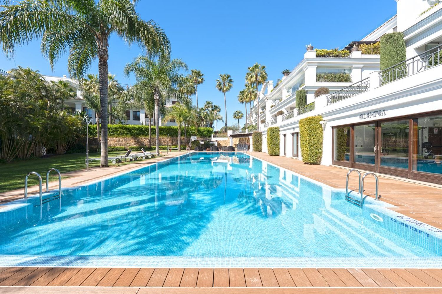 REF. LZ180426EST – Inmueble en Puerto de Estepona