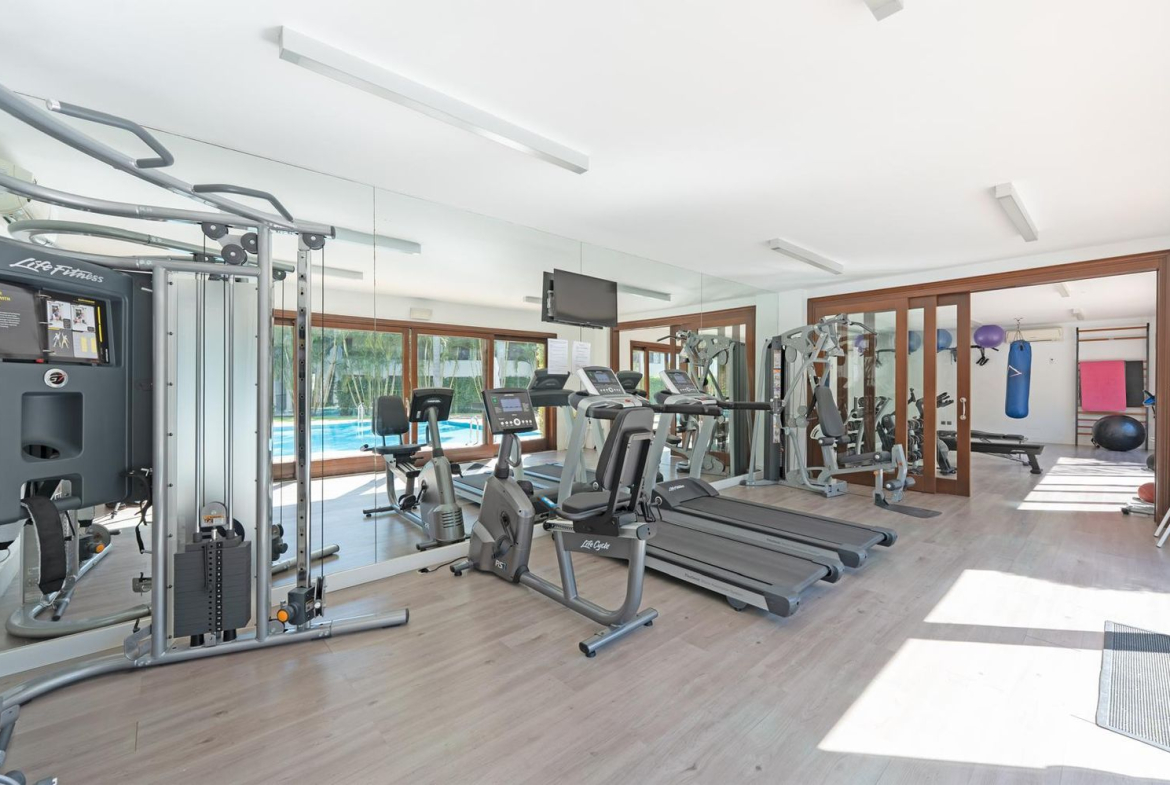 REF. LZ180426EST – Inmueble en Puerto de Estepona