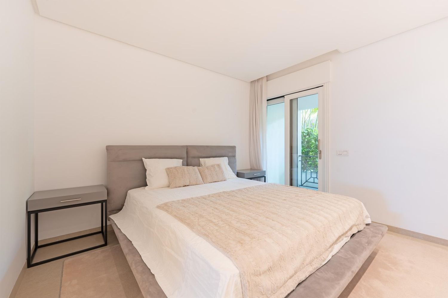 REF. LZ180426EST – Inmueble en Puerto de Estepona