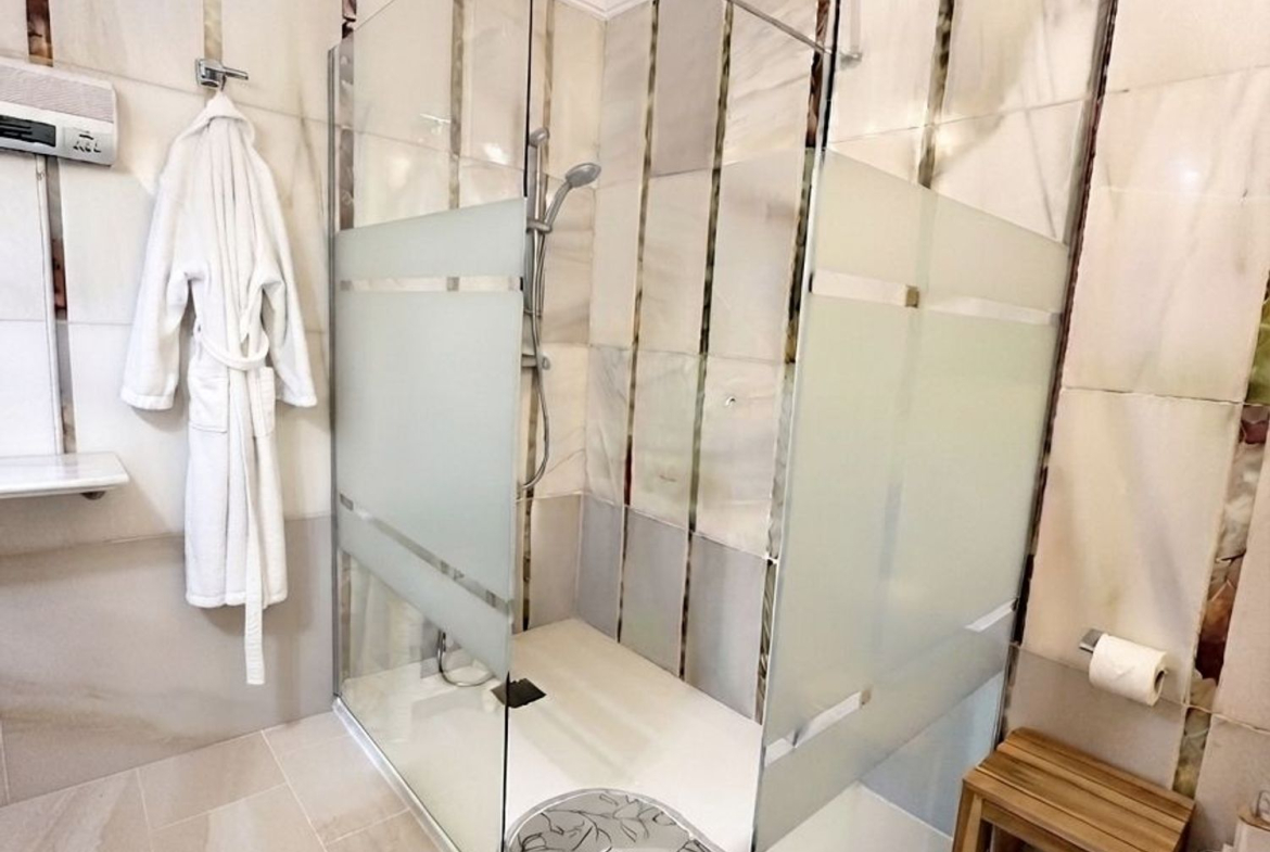 REF. LZ040526EST – Inmueble en Puerto de Estepona