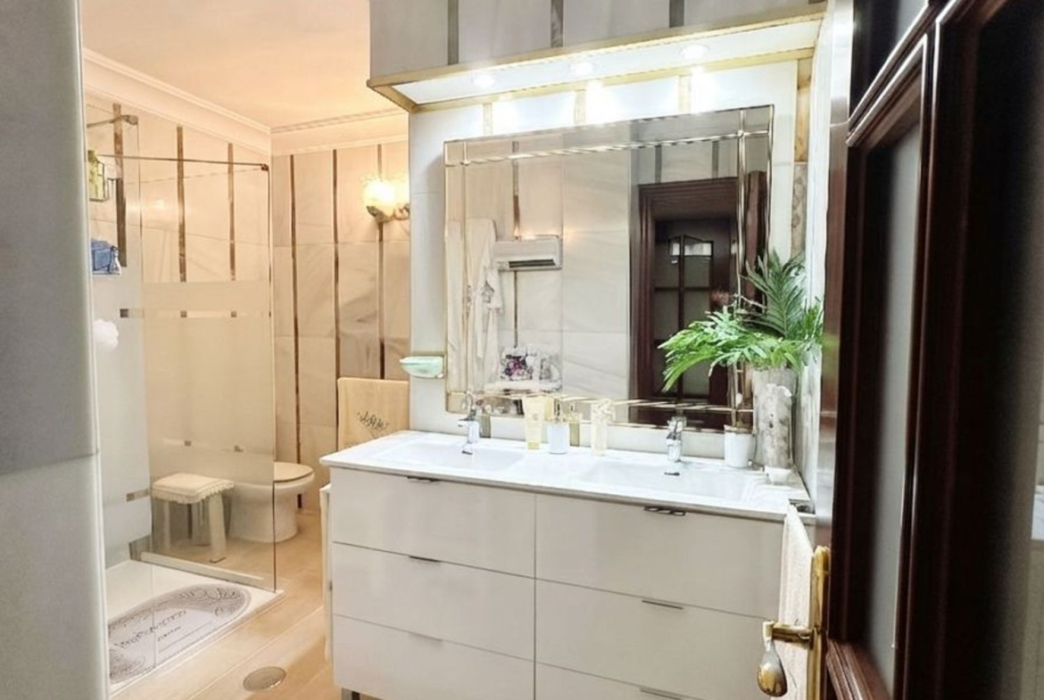 REF. LZ040526EST – Inmueble en Puerto de Estepona