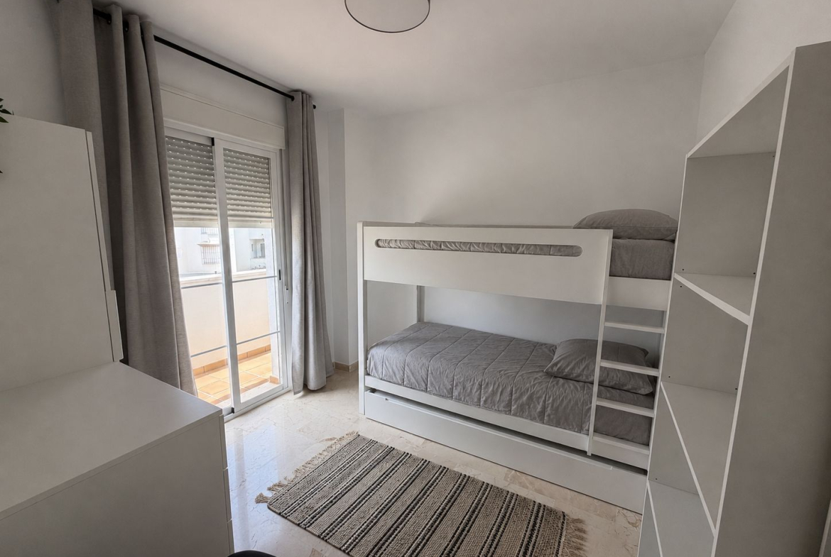 Ref. LZ280926MAN – Piso reformado en Chullera, Manilva