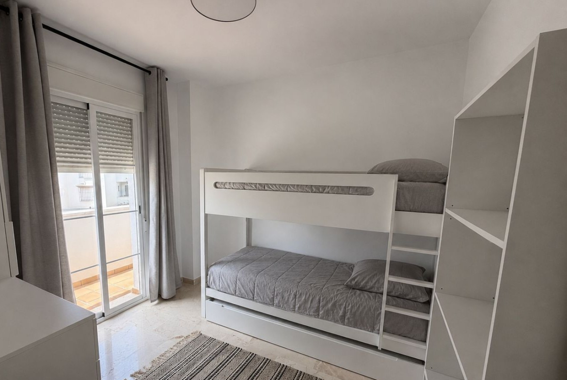 Ref. LZ280926MAN – Piso reformado en Chullera, Manilva